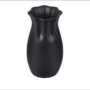 Le Creuset Matte Black Flower Petal Vase